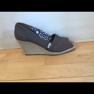 Toms beige wedges